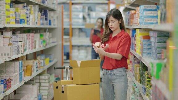 在一家现代医药超市工作人员正在帮助检查库存和分类货架上的产品