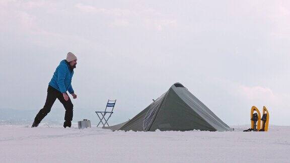 在冬山的帐篷露营中打雪仗