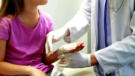 女医生给女孩受伤的手包扎