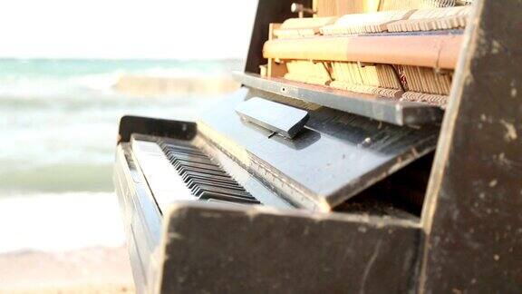 钢琴家在海滩上弹奏钢琴