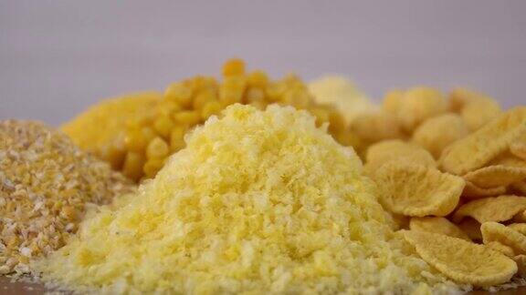 关闭了各种玉米食品产品成堆的面粉、谷物和玉米粒