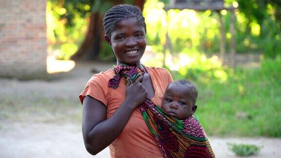 非洲母亲和婴儿儿子在家