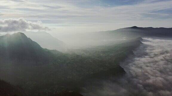 布罗莫火山喷发的鸟瞰图