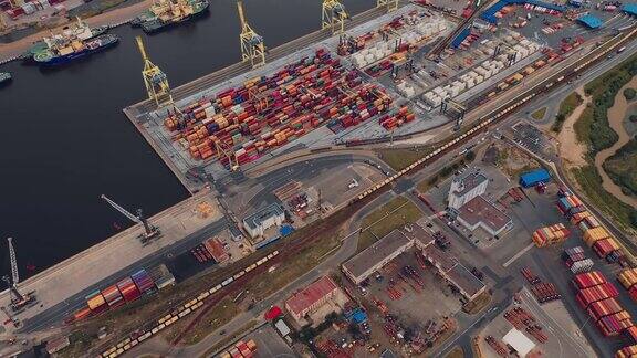 一个装有集装箱和起重机的大型商业港口的鸟瞰图