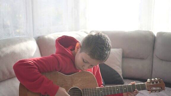 学习弹吉他的小男孩