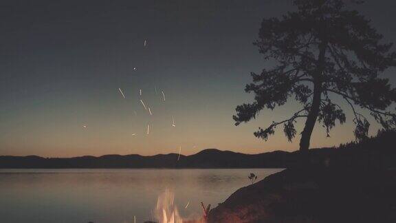 湖边的壁炉里燃起了篝火在夜里