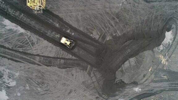 推土机在黑色煤矿工作