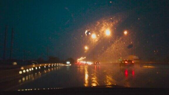 在雨和闪电中开车
