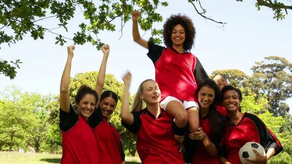 女子足球队在公园庆祝胜利