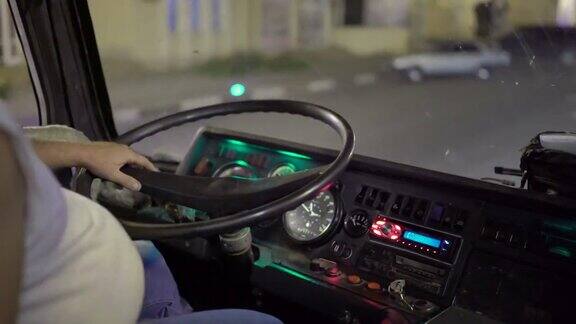 巴士司机在市内夜间道路上驾驶城际长途汽车