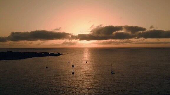 在CorralejoFuerteventura附近船只在日出时停泊在Lobos岛附近的航空剪辑