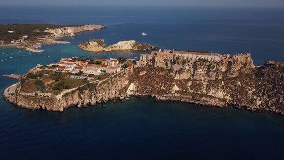 无人机拍摄的特里米提岛与加勒比海在普利亚意大利