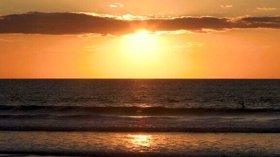 日落在特里松和拉霍亚海滩加州圣地亚哥