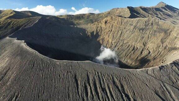 从上面俯瞰令人惊叹的布罗莫火山鸟瞰图和从火山口升起的气体云