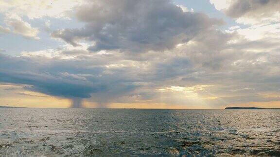 美丽的天空与雷雨云和夕阳在海上