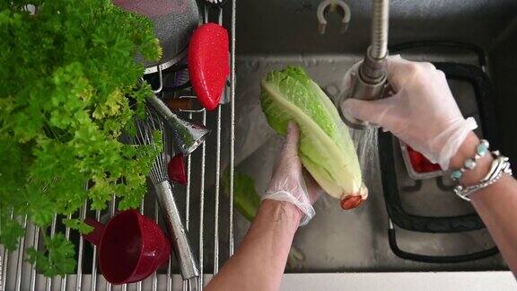 洗蔬菜时戴手套