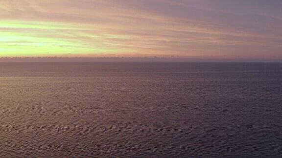 4k无人机拍摄的美丽日落的海水旁边的海滩在瑞典