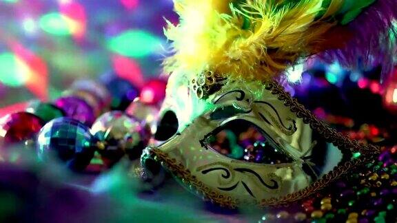 狂欢节狂欢节面具彩色的珠子和羽毛装饰