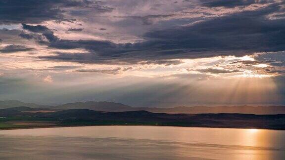 犹他州湖上空阳光透过云层照射的时间流逝