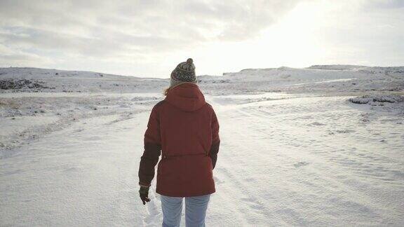 在冰岛行走的女人