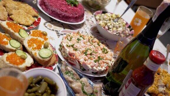 圣诞餐桌的节日菜肴与传统食物肉红鱼子酱沙拉