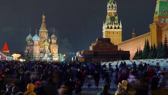 在俄罗斯莫斯科新年的夜晚多莉离开了拥挤的红场