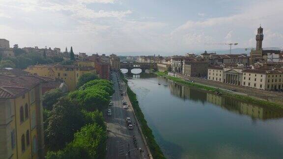 飞过滨水区的建筑物可以看到阿诺河上历史悠久的维奇奥桥老城区的旅游景点意大利的佛罗伦萨