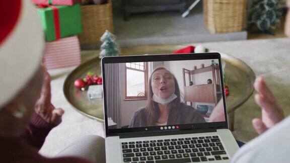 不同的高级女性朋友用笔记本电脑进行圣诞视频通话屏幕上有快乐的女人