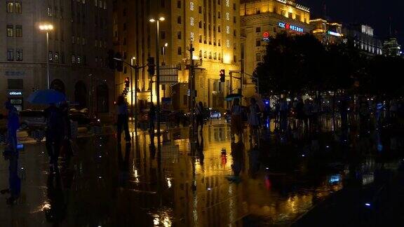 雨夜照亮上海步行湾全景4k中国