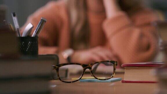 一个女人在学习时摘掉眼镜的4k视频