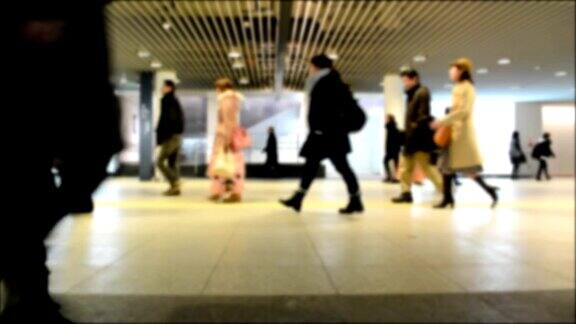 模糊的亚洲人走在地铁隧道里