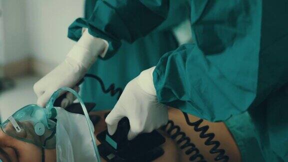 医疗小组在病人身上使用除颤器