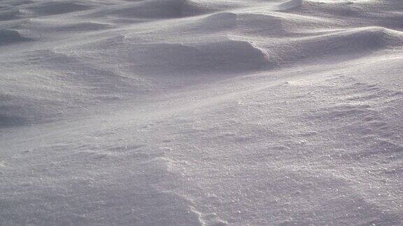 粉雪被风吹起飘扬