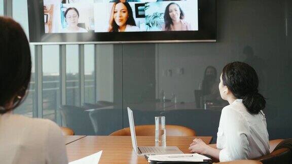 商界女性通过视频会议与同事见面