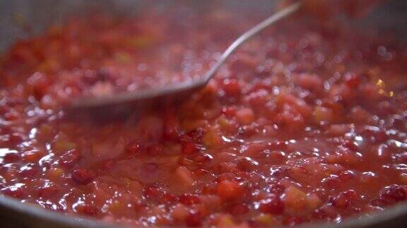 准备小红莓果酱