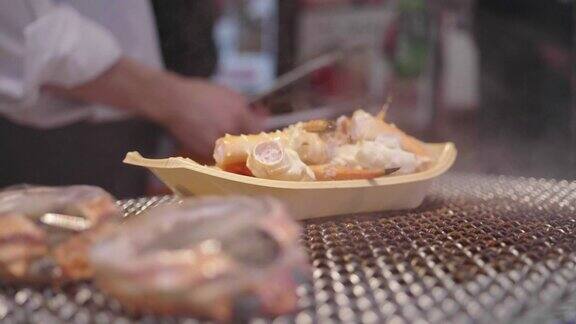 日本街头小吃市场的烤海鲜蟹腿