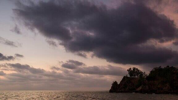 海面上橙色日落的时间流逝