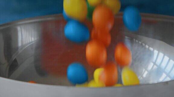 许多五颜六色的糖果球在罐子或碗