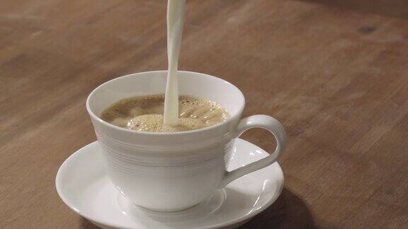 牛奶倒进咖啡的动作是慢动作