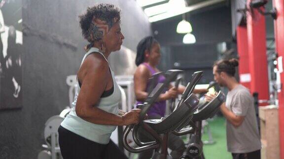 健身教练在健身房鼓励女性健身