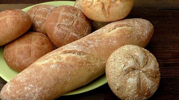 一堆刚烤好的自制小面包