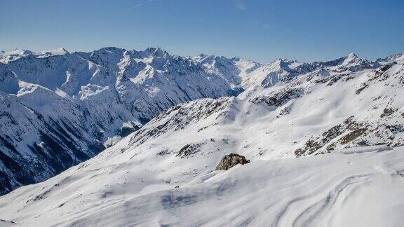 阳光明媚的冬日在雪山阿尔卑斯山脉在索尔登山谷时间流逝在雪堆上拍摄的多莉