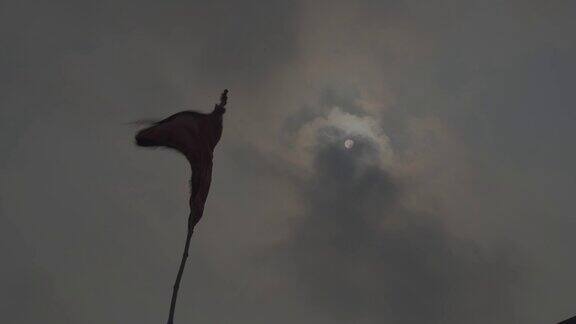 红旗和阳光在瓦拉纳西拍摄