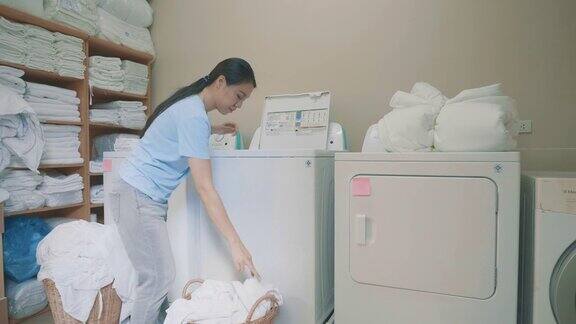 东南亚女工在洗衣房工作