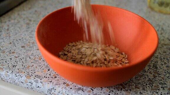 燕麦片倒进碗里