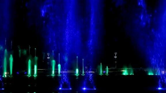 灯光和音乐的魔力喷泉在夜晚