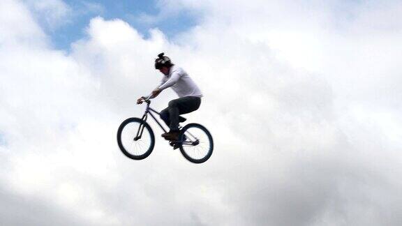慢动作自行车跳高与自行车天空的背景