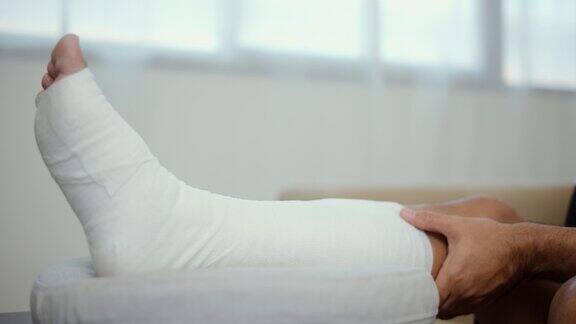 近距离腿部夹板在铸造的人遭受意外骨折骨折骨折损伤与颈部夹板领手臂夹板吊带支撑手臂社会保障和健康保险概念
