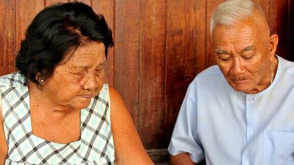 亚洲老年夫妇吃饭