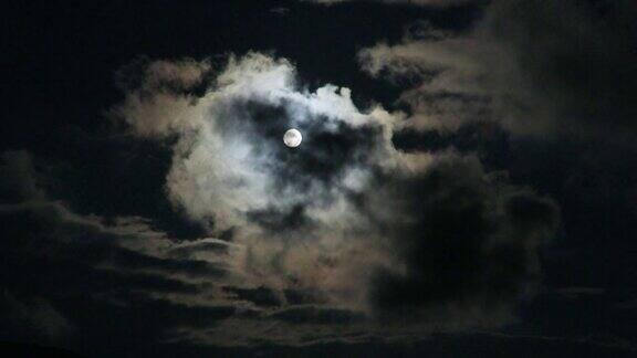 云经过月亮的夜晚在山上有云的满月之夜